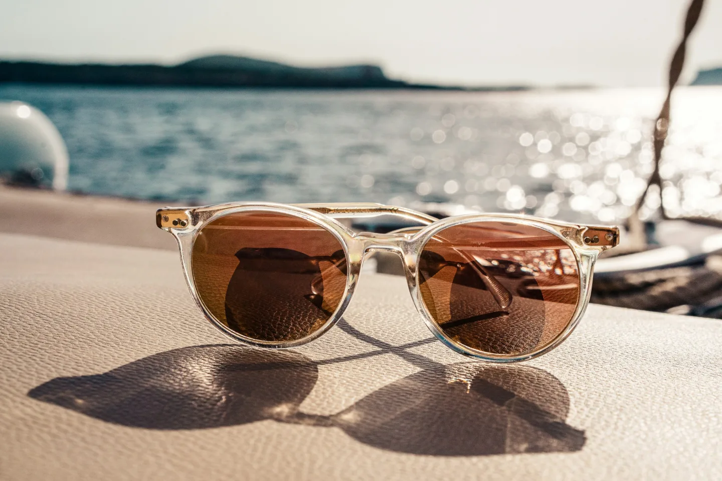 Sonnenbrille mit transparenter Fassung in der Sonne