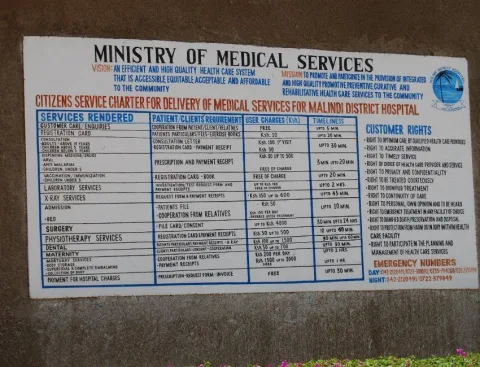 Eine Informationstafel des kenianischen Gesundheitsministeriums an einer Wand, mit Leistungsverzeichnis und Patientenrechten des Malindi District Hospital