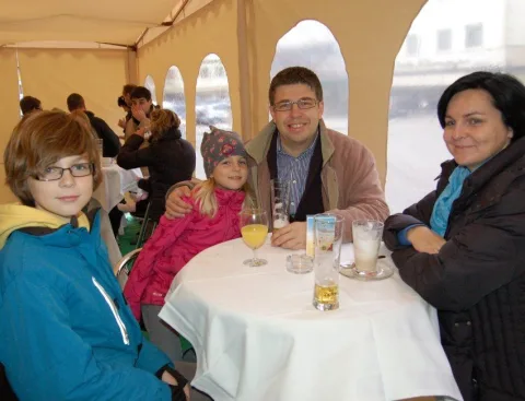 Familie mit zwei Kindern an einem Tisch im Festzelt.