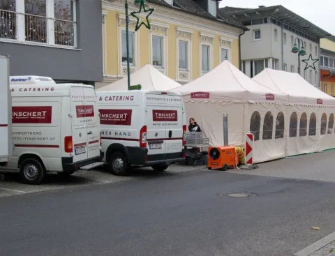 Lieferwagen des Caterers und aufgebaute Festzelte in der Ortsdurchfahrt.