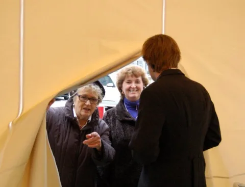 Zwei Frauen unterhalten sich am Eingang des Festzelts.
