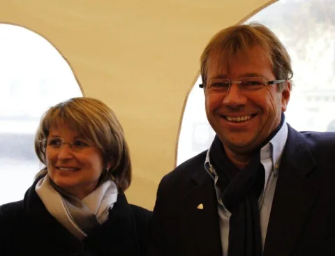 Ein Paar im Festzelt, beide lächeln in die Kamera.