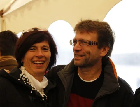 Ein Paar lacht im Festzelt.