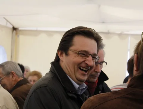 Zwei Gäste lachen im dicht besetzten Zelt.