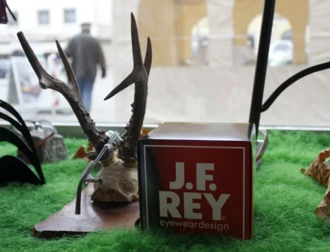 Dekoration im Schaufenster: Geweih und Kunstrasen neben dem Markenschild J.F. Rey.