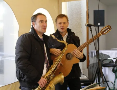 Zwei Musiker mit Saxofon und Gitarre im Festzelt.