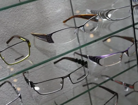 Randlose und schmale Metallfassungen auf einem Glasbrett.