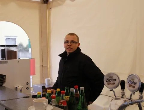 Ein Mitarbeiter an der Schankanlage im Festzelt.