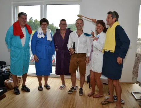 Sechs Personen in Arbeitsmänteln im Gruppenbild