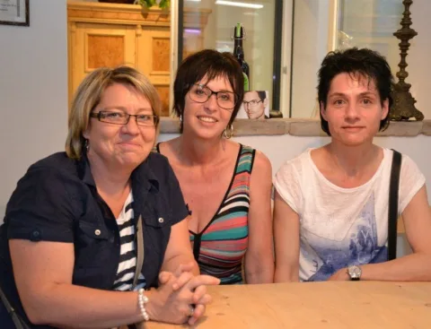 Drei Besucherinnen an einem Tisch