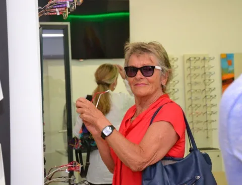 Eine Besucherin probiert eine Sonnenbrille