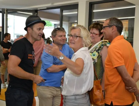 Gäste im Gespräch beim Eingang