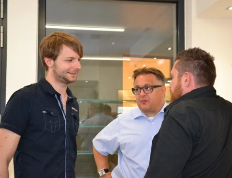 Drei Gäste im Verkaufsraum