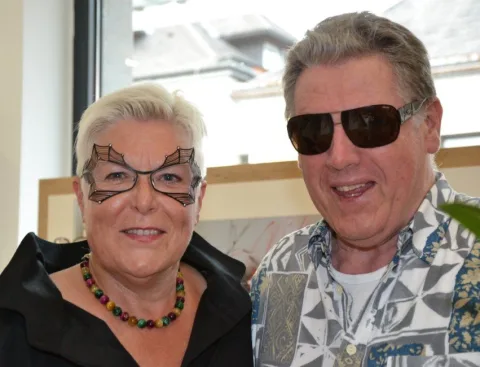 Zwei Gäste, eine mit bemaltem Gesicht