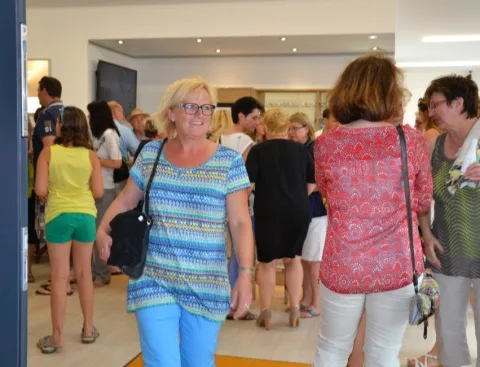 Besucherinnen im Verkaufsraum