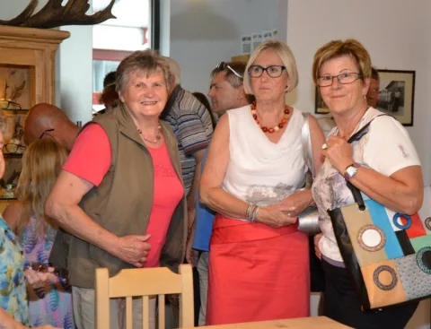 Drei Besucherinnen mit Geschenken im Geschäft