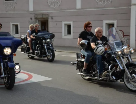 Zwei Motorräder fahren durch die Straße