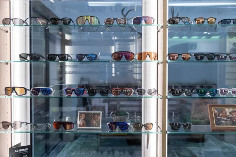Eine Glasvitrine mit Sonnen- und Sportbrillen auf beleuchteten Böden
