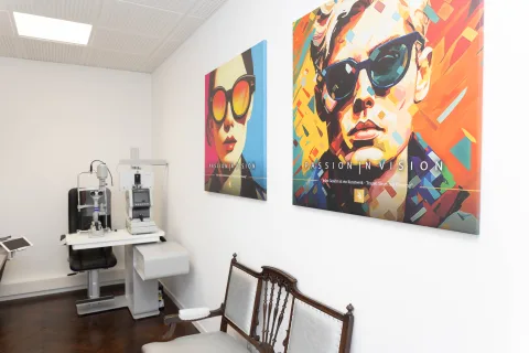 Derselbe Raum mit Blick auf die beiden Bilder an der Wand