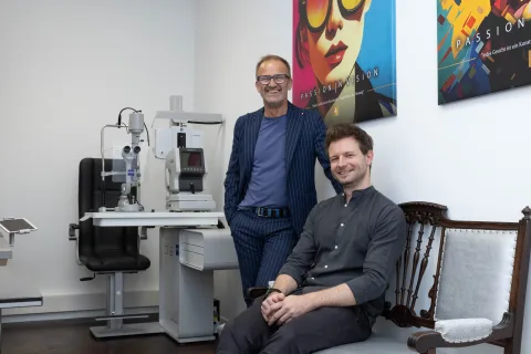 Dieselben beiden Augenoptiker, näher aufgenommen