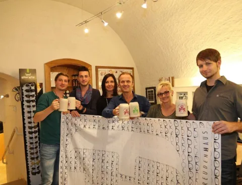 Eine Gruppe von Menschen mit Tassen und einem Schild mit der Aufschrift „RVP“