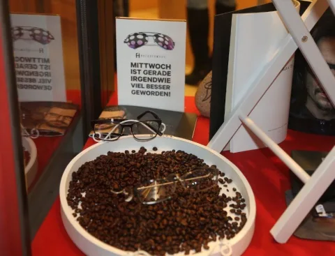 Eine Schale mit Kaffeebohnen steht auf einem Tisch neben einem Schild mit der Aufschrift „Mittwoch“