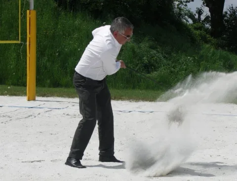 Ein Spieler schlägt aus dem Sandbunker