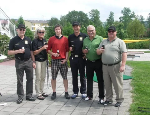 Sechs Teilnehmer mit Gläsern im Gruppenbild
