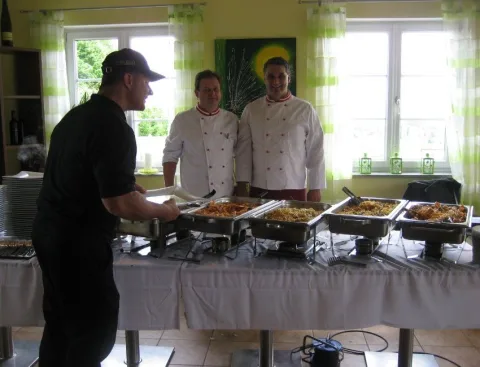Zwei Köche und ein Mann am Buffet