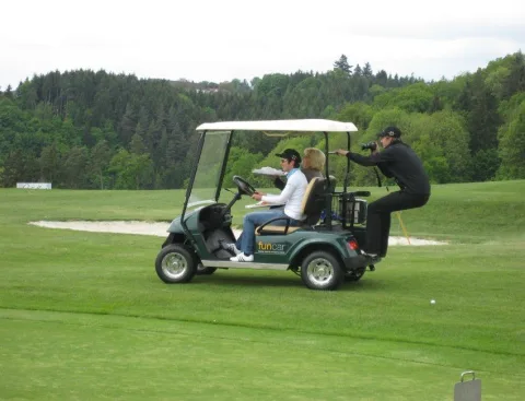 Ein Golfwagen auf dem Platz