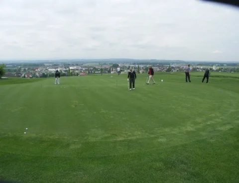 Weiter Blick über den Golfplatz mit Spielern