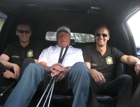 Drei Männer mit Golfschlägern in der Limousine