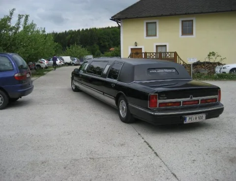 Eine schwarze Stretchlimousine vor dem Clubhaus