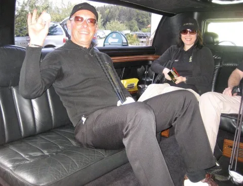 Zwei Gäste auf der Rückbank der Limousine