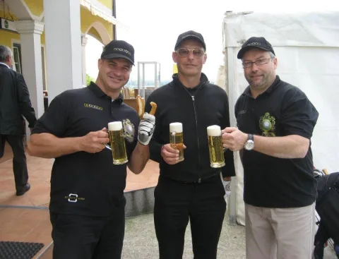Drei Männer mit Biergläsern