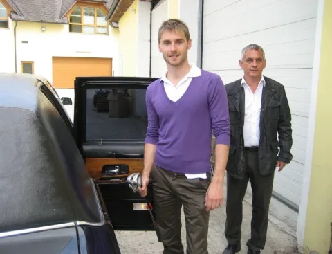 Zwei Männer neben der geöffneten Limousine