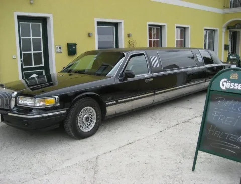 Die Limousine von der Seite vor dem Clubhaus