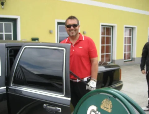 Ein Mann im roten Polo neben der Limousine