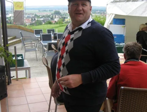 Ein Mann auf der Terrasse, dahinter der Platz