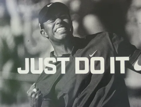 Ein Werbeplakat mit der Aufschrift „Just do it“
