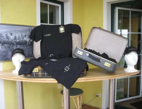 Preise auf einem Tisch: Hemden und ein Kasten