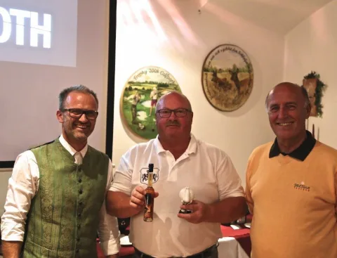 Drei Männer stoßen vor der Leinwand an