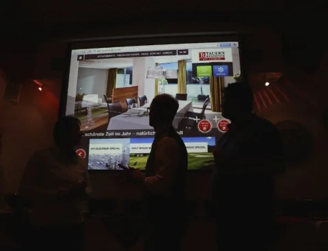 Eine Präsentation auf der Leinwand im abgedunkelten Saal