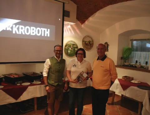 Drei Gäste im Saal