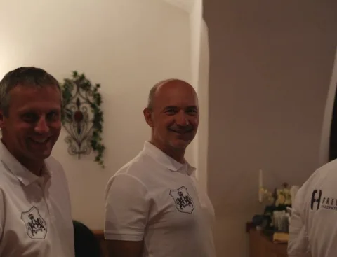 Zwei Gäste im Halbporträt