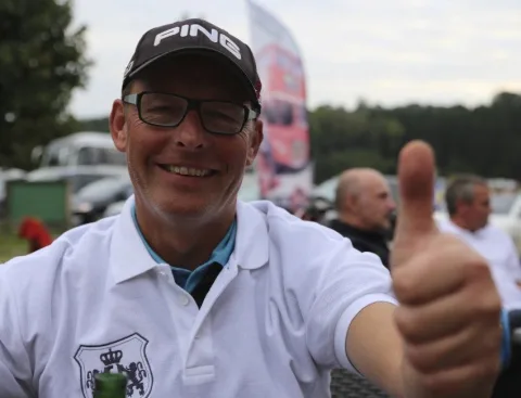 Ein Teilnehmer mit Kappe zeigt den Daumen nach oben