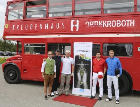 Vier Teilnehmer vor dem Doppeldeckerbus