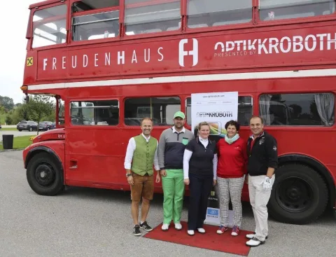 Fünf Teilnehmer vor dem Doppeldeckerbus