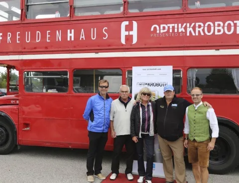 Fünf Teilnehmer vor dem Bus