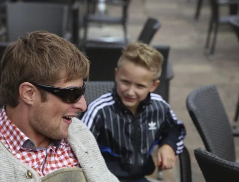 Ein Mann mit Sonnenbrille und ein Junge